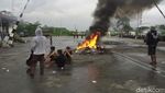 Foto: Demo Pencemaran Lingkungan, Warga Bakar Properti PT RUM