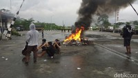 Aparat kepolisian dan TNI saat ini tengah berjaga di gerbang PT RUM dan jalan-jalan sekitar pabrik. 