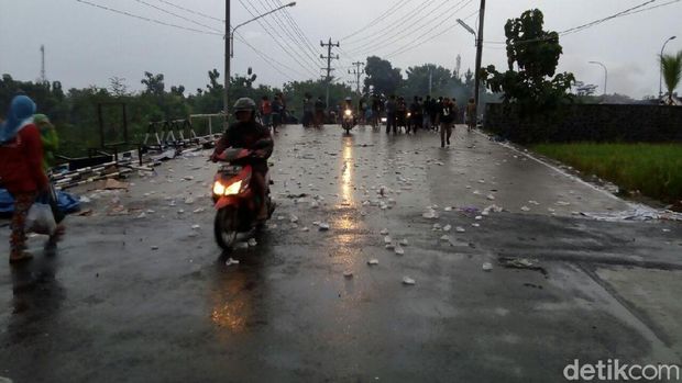 Warga akhirnya membubarkan diri.