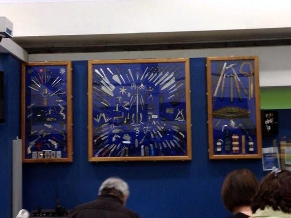 Di Bandara Cleveland, AS ada karya seni unik yang dipajang. Karya seni ini terbuat dari benda-benda berbahaya yang disita dari penumpang (MFEDZ/Bored Panda) Di Bandara Cleveland, AS ada karya seni unik yang dipajang. Karya seni ini terbuat dari benda-benda berbahaya yang disita dari penumpang (MFEDZ/Bored Panda)