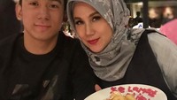 Wah, ini dia anak Marini Zumarnis yang sedang menjalin hubungan dengan Chelsea Islan. Saat hari ibu tahun lalu, Marini Zumanir diberikan pisang goreng bertuliskan Selamat Hari Ibu dari Daffa. Foto: Istimewa