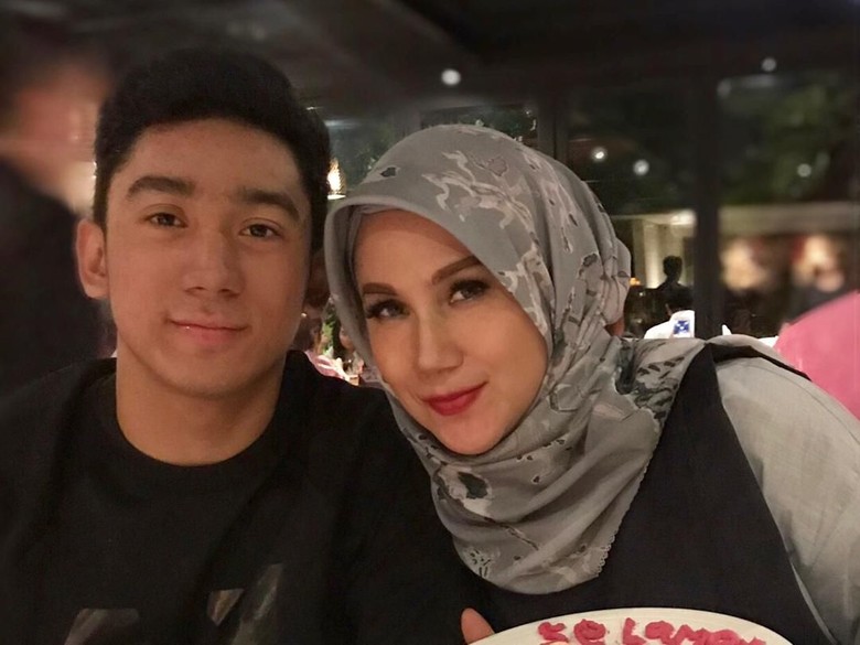 Cara Marini Zumarnis Ajarkan Kebaikan pada Anak Cara Marini Zumarnis Ajarkan Kebaikan pada Anak