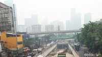Tampak kabut di langit Jakarta pada pagi hari tadi. Banyak warga yang bertanya-tanya apakah asap yang ada di langit tersebut betul-betul kabut, asap, atau kondisi langit yang mendung. (Foto: Indah Mutiara Kami/detikcom)