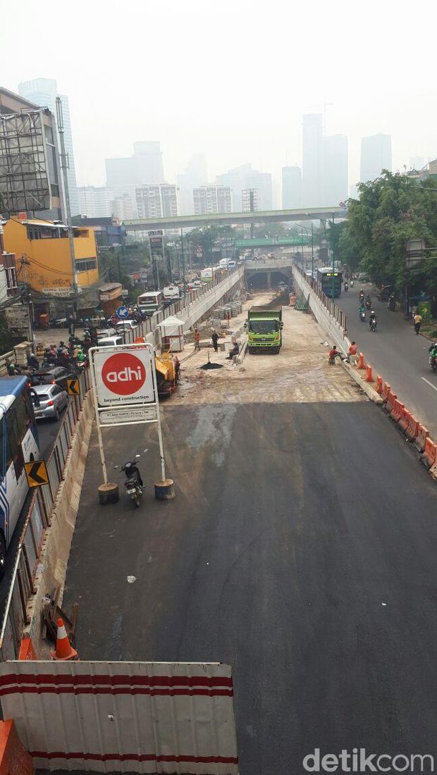 Langit Jakarta diselimuti kabut pada pagi hari ini