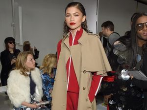 Foto: Gaya Kece Zendaya, Padukan Baju Olahraga dengan Long Vest Elegan