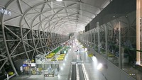 Dari Jepang ada Bandara Internasional Kansai yang didesai oleh arsitek Italia bernama Renzo Piano. Berdiri di atas pulau buatan, menjadikan bandara ini sebagai bandara terapung (Thinkstock) 
