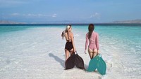 Mereka pun tidak lupa untuk berfoto ala duyung. Kompak dan menginspirasi sekali ya traveler! (@marischkaprue/Instagram)