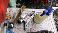 Ini peralatan tempur tradisional Pak Ebit.