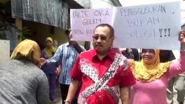 Kedatangan Ketua DPRD Surabaya disambut demo