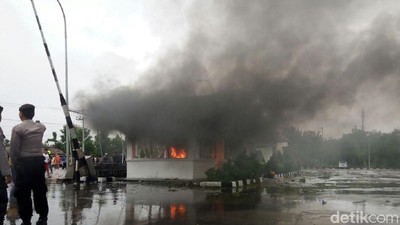 Foto: Demo Pencemaran Lingkungan, Warga Bakar Properti PT RUM