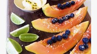 Pepaya yang dimakan Cha Cha kali ini cantik ya tampilannya. Potongan pepaya segar disajikan dengan blueberry, jeruk nipis dan yogurt. Subhanallah. Yum-yum! tulis Cha Cha.  Foto: instagram