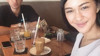 Nana dan sang suami, Andrew White masih terlihat romantis. Pasangan ini juga gemar menyambangi kedai kopi bersama. Foto: Instagram/nanamirdad_