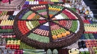 Wah, kalau ini sih niat banget! Aneka buah dan sayur dibentuk mirip pizza besar. Potongan tiap pizza juga punya isi berbeda lho. Foto: Istimewa