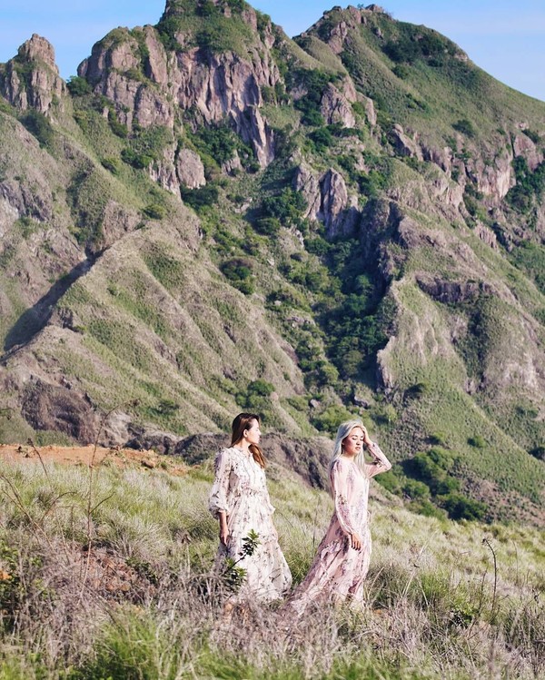 Layaknya kakak beradik Ana dan Elsa di film animasi Disney Frozen, di Pulau Padar mereka juga sempat berfoto ala cerita dongeng tapi latar belakangnya di Pulau Padar yang indah (@marischkaprue/Instagram) Layaknya kakak beradik Ana dan Elsa di film animasi Disney Frozen, di Pulau Padar mereka juga sempat berfoto ala cerita dongeng tapi latar belakangnya di Pulau Padar yang indah (@marischkaprue/Instagram)