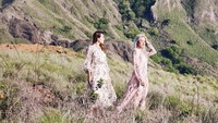 Layaknya kakak beradik Ana dan Elsa di film animasi Disney Frozen, di Pulau Padar mereka juga sempat berfoto ala cerita dongeng tapi latar belakangnya di Pulau Padar yang indah (@marischkaprue/Instagram)