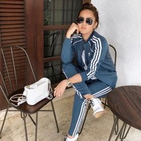 Tren busana bergaya sporty atau athleisure sedang digemari para fashionista tak terkecuali Olla Ramlan. Olla terlihat memakai jaket dan celana dari brand Adidas yang dipadukannya dengan high heels dan tas Chanel berwarna putih. (Foto: Instagram)
