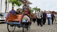 Jonan mengapresiasi ide di balik becak listrik yang menurutnya mulia, yaitu memanusiawikan angkutan publik yang sudah berakar di masyarakat. Pool/Kementerian ESDM.