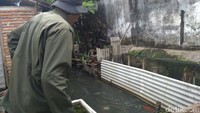 Petugas BKSDA dan Koramil menyisir sungai dekat permukiman lokasi awal penangkapan ular. (Foto: M Rofiq/detikcom)