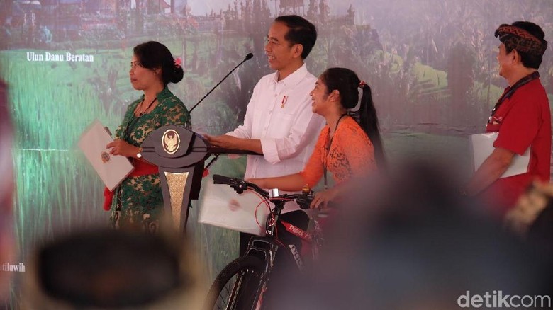 Jokowi Heran Ada Warga Sebut Nama Ikan Putri Duyung di Bali Jokowi Heran Ada Warga Sebut Nama Ikan Putri Duyung di Bali