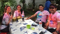 Makan banyak boleh tapi juga sambil olahraga. Kali ini Cha Cha baru saja mengikuti acara color run yakni olahraga lari marathon yang sambil dilempari bubuk pewarna. Enak banget habis lari minum kelapa muda langsung dari batok yang segarnya alami. Foto: instagram