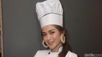 Menurut Jessica, ia sangat bahagia diberi kesempatan untuk makan bersama dengan anak yatim. Foto: Noel/detikHOT