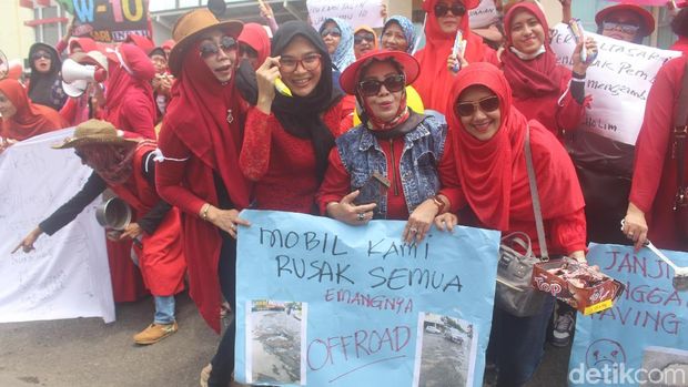 Takut Jatuh dan Jambret, Emak-emak Sidoarjo Unjuk Rasa soal Jalan Rusak