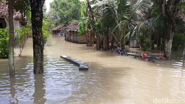 Banjir di Madiun menggenangi rumah warga/