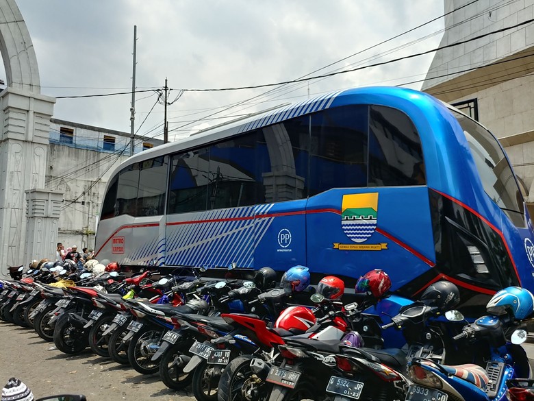 Parkir Liar di Depan Masjid Raya Bandung Dipatok Rp 4 Ribu Parkir Liar di Depan Masjid Raya Bandung Dipatok Rp 4 Ribu
