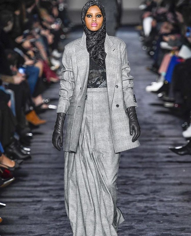 Pada momen itu, Amina tampil mengenakan blazer set bertema gingham dengan kerusung bermotif leopard berwarna simple. Foto: Instagram