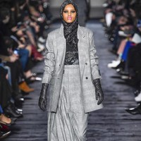 Pada momen itu, Amina tampil mengenakan blazer set bertema gingham dengan kerusung bermotif leopard berwarna simple. Foto: Instagram