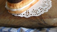 Hasil jahitan yang rapih, dan penggunaan bahan yang tepat, membuat sepotong eclair cokelat ini terlihat lezat. Foto: Milkfly