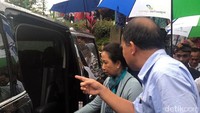 Meski gerimis, Menteri Rini tetap antusias untuk melihat dan menyambangi Balkondes yang berada di kaki bukit Menoreh.