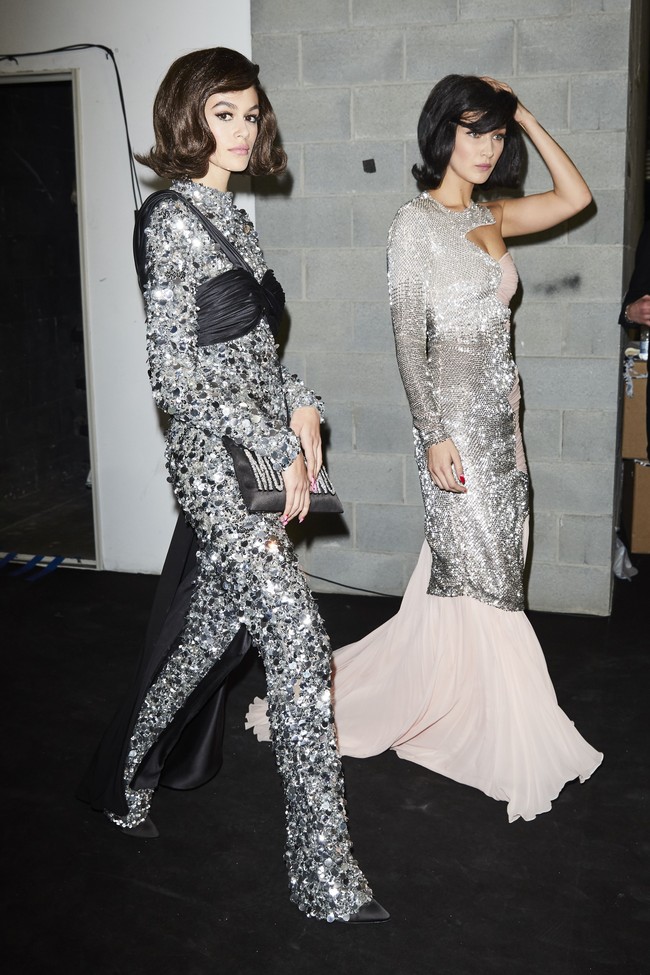 Bella Hadid dan Kaia Gerber di belakang panggung fashion show Moschino sebelum melenggang di catwalk, Rabu (21/2/2018). (Foto: Getty Images)