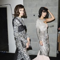 Bella Hadid dan Kaia Gerber di belakang panggung fashion show Moschino sebelum melenggang di catwalk, Rabu (21/2/2018). (Foto: Getty Images)