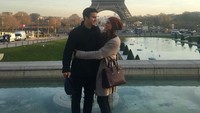 Bersama suaminya, Alex Morgan mendatangi Menara Eiffel di Paris (@alexmorgan13/Instagram)