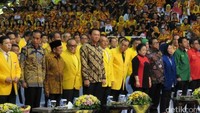 Golkar curi start lebih dahulu untuk mendeklarasikan Jokowi sebagai capres di Pemilu 2019. Saat masih dipimpin oleh Setya Novanto, Golkar mendeklarasikan Jokowi sebagai capres pada 28 Juli 2016 saat penutupan Rapimnas di Istora Senayan