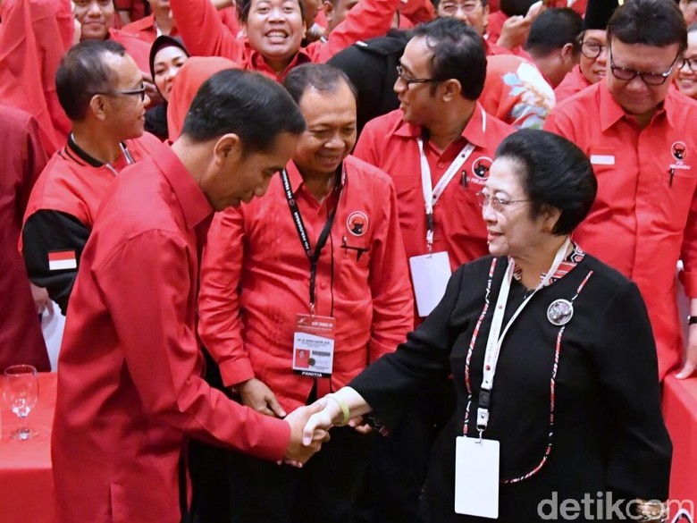 Alasan Mega dan Anaknya Berbaju Hitam Saat Pembukaan Rakernas PDIP Alasan Mega dan Anaknya Berbaju Hitam Saat Pembukaan Rakernas PDIP