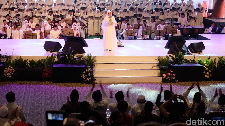 Saat Jokowi Ikut Angkat Tangan Dengarkan Lagu Cinta Rasul Saat Jokowi Ikut Angkat Tangan Dengarkan Lagu Cinta Rasul