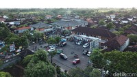 Pasar Sukawati, terletak di Kabupaten Gianyar, Bali. Beginilah penampakannya saat dipotret menggunakan drone di sore hari (Muhammad Zaky Fauzi Azhar/detikTravel)