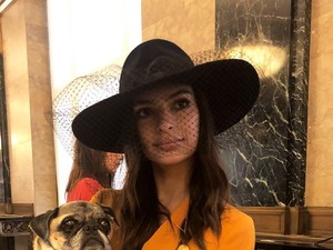 Anti-mainstream, Emily Ratajkowski Nikah Pakai Baju Zara Rp 2 Jutaan