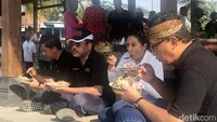 Menikmati pagi ini, menteri Rini menyantap sarapan sambil duduk lesehan di Balkondes Duta Menoreh yang terletak di desa Tunjungsari mitra binaan BRI.  