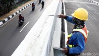 Beberapa pekerja bangunan masih terlihat bekerja melakukan penyempurnaan di pinggir flyover ini. Marka jalan di flyover ini telah dipasang.