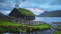 Bahkan gereja di Kepulauan Faroe juga ditumbuhi tanaman hijau di atapnya. Boredpanda/Istimewa.