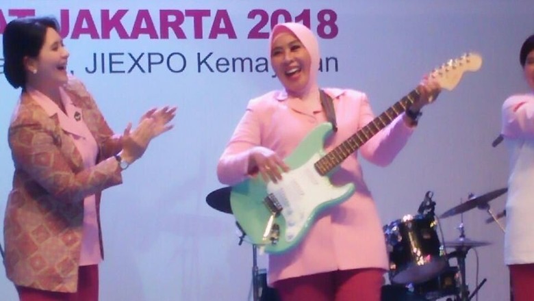 Buka Lomba Band di Kemayoran, Istri Kapolri Main Gitar Listrik Buka Lomba Band di Kemayoran, Istri Kapolri Main Gitar Listrik