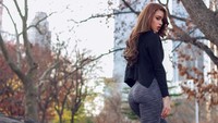 Celana legging jadi andalan Yanet saat traveling. Misalnya saat ke New York City di Amerika Serikat, tampilan Yanet bisa bikin orang berpaling dengan mudah (iamyanetgarcia/Instagram)