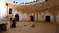 Ini adalah rumah bawah tanah yang dibangun dengan cara digali menggunakan tangan dan dibentuk sedemikian rupa. (Zohra Bensemra/Reuters)
