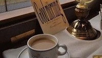 Memajang foto secangkir kopi dengan latar belakang jendela kaca. Nikmatnya ngopi! Foto: Instagram