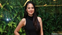 Aurelie Moeremans tampil kasual dengan jeans dan sneaker. Foto: Palevi/detikHOT