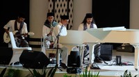 Sementara itu, Addie MS bertindak sebagai dirijen. Para peserta ikut menyanyikan lagu ini. Foto: Andhika Prasetia/detikcom