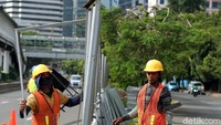 Nantinya Pemprov DKI akan membongkar penghijauan yang berada ditengah jalan. Penghijauan akan hanya berada disisi pinggir jalan protokol.